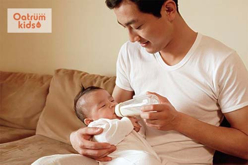Cho bé bú bình lúc đói sẽ hiệu quả hơn.