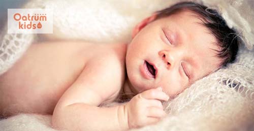  Bé ra nhiều mồ hôi ở lưng và đầu do hệ thần kinh đang phát triển.