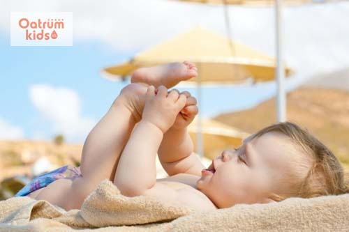  Cho bé tắm nắng mỗi ngày để bổ sung vitamin D giúp hạn chế ra mồ hôi.