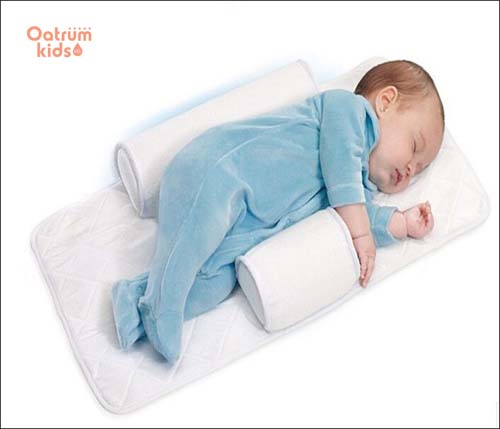 Cơ quan Quản lý Thuốc và Thực phẩm Mỹ khuyến cáo mẹ không nên dùng gối chặn cho bé bởi có thể gây đột tử.