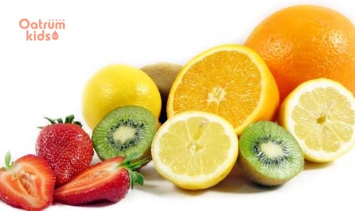 Cung cấp vitamin C giúp bé mau bình phục.