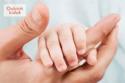 Trẻ bị xước măng rô chủ yếu là do thiếu vitamin C.