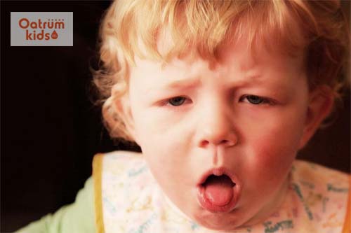  Viêm họng hạt kiến trẻ đau rát cổ họng và gây ho