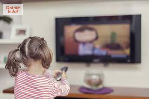  Nhắm một mắt xem tivi cũng là một dấu hiệu của bệnh cận thị ở trẻ.