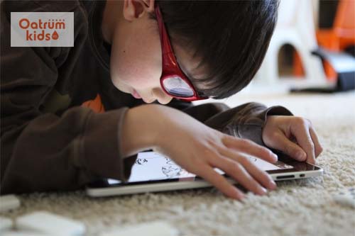  Nên tránh cho các bé sử dụng các thiết bị điện tử trong thời gian dài và liên tục.