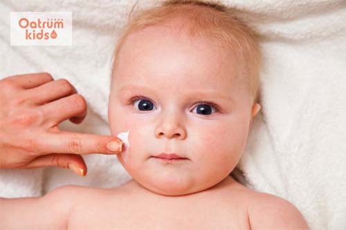  Dùng các loại kem, thuốc để dưỡng ẩm da cho bé