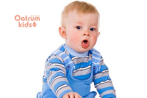 Ho lâu ngày khiến bé khó chịu, dễ nôn trớ và người mệt mỏi.