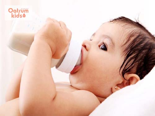 Không nên cho trẻ bú quá no dễ gây nôn trớ