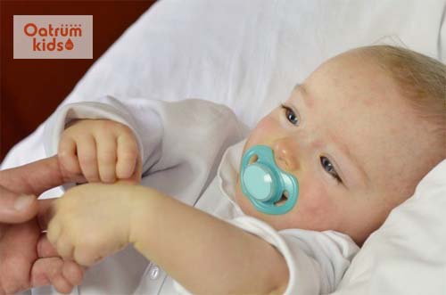  Tránh để trẻ gãi gây trầy xước da