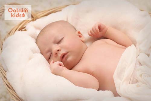  Vẹo cổ khiến đầu bé nghiêng sang một bên