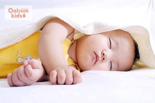 Cho bé bú mẹ và vỗ về để bé dễ ngủ ngon.