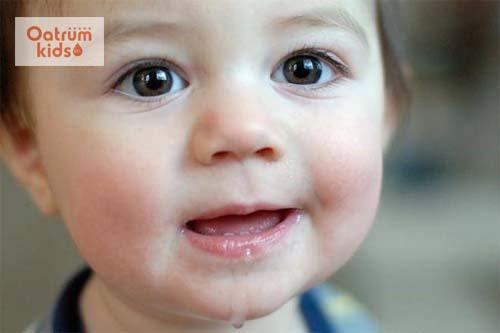 Trẻ khi mọc răng thường chảy nhiều dãi.