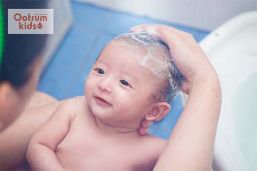  Mẹ cũng nên giữ gìn vệ sinh thân thể cho bé khi bị sốt phát ban