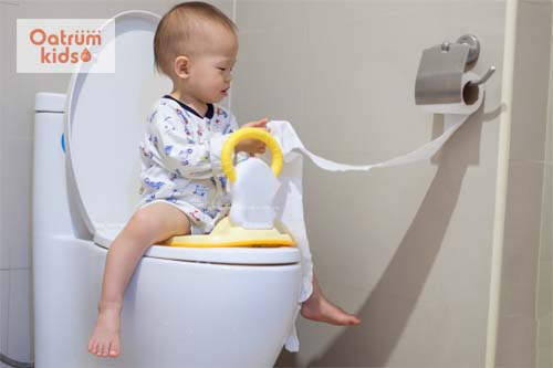 Mẹ cần biết trẻ 2 tháng tuổi đi ngoài mấy lần