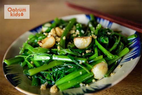 Bé bị đau mắt đỏ nên kiêng ăn rau muống