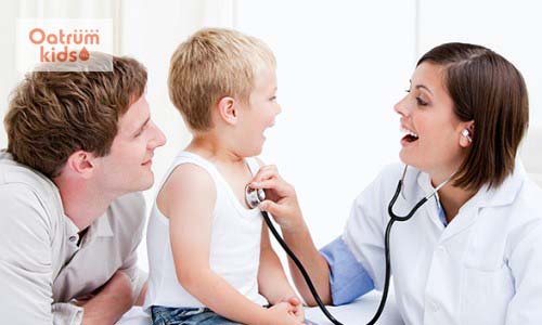 Nên cho trẻ đi khám bác sĩ để được chẩn đoán và điều trị chính xác