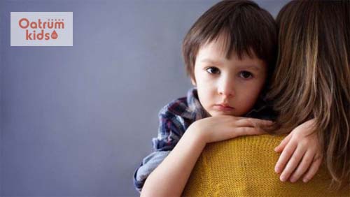 Cho bé đi khám ngay nếu có dấu hiệu tự kỷ.