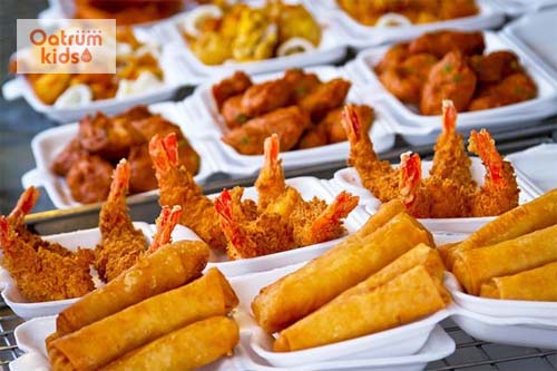  Trẻ mắc bệnh viêm phổi cần tránh ăn đồ lạnh và các thực phẩm chiên rán.