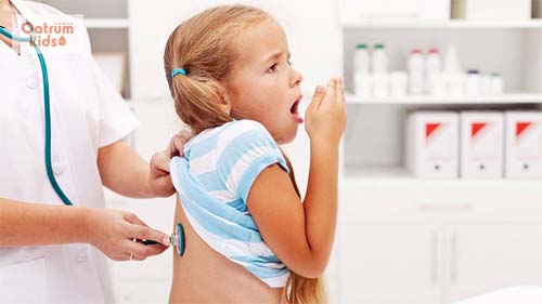  Trẻ bị viêm phổi nếu không chăm sóc tốt có thể gây khó thở, nguy hiểm tính mạng.