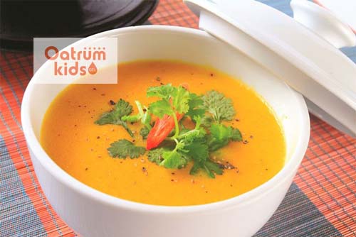  Chế biến tôm chín kỹ, xay nhuyễn nấu với bột cho bé ăn.