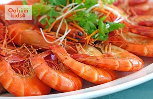  Tôm giúp bổ sung canxi, đạm, vitamin giúp bé phát triển tốt.