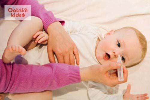  Vệ sinh mắt sạch sẽ cho bé với dung dịch nước muối sinh lý.