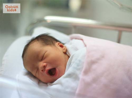  Cần đảm bảo giữ ấm cơ thể cho bé khi đang bị sổ mũi hắt hơi.