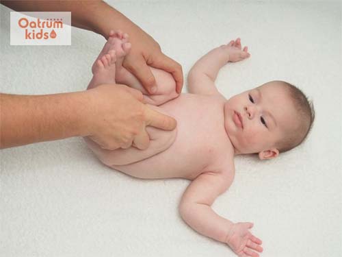  Thực hiện một số động tác nhẹ nhàng giúp bé bớt táo bón