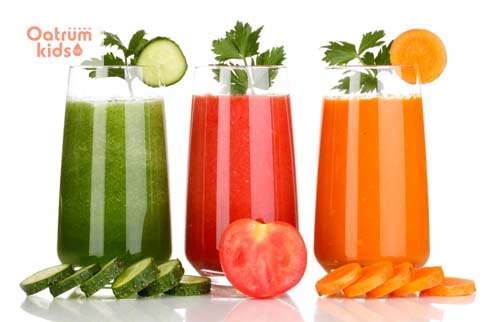  Mẹ có thể bổ sung thêm nước trái cây cho trẻ bị táo bón