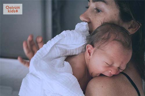 Trẻ sơ sinh khóc đêm nhiều sẽ ảnh hưởng lớn đến sự phát triển của trẻ.