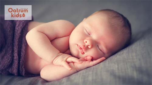 Massage và cho bé bú mẹ nhiều hơn giúp bé ngủ ngon, ngủ sâu giấc hơn.