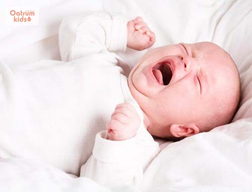 Trẻ sơ sinh hay khóc đêm có thể do phòng ngủ quá nóng, ánh sáng, âm thanh mạnh.