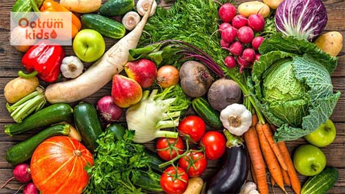 Rau xanh và trái cây tươi rất tốt cho trẻ bị sốt siêu vi