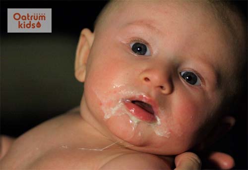  Thường xuyên nôn trớ cũng là dấu hiệu thiếu canxi ở trẻ sơ sinh