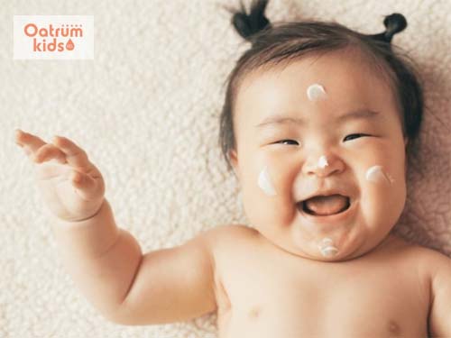 Trẻ thường xuyên nháy mắt là hiện tượng bình thường