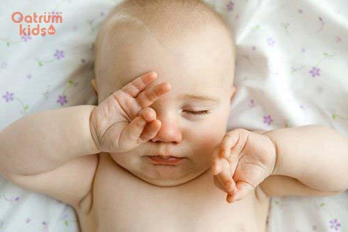 Chàm sữa ngứa lắm nhưng mẹ đừng để bé chà tay lên mặt nhé