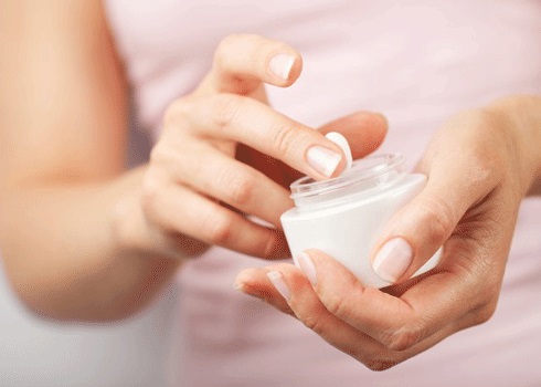 Có thể dùng kem bôi, thuốc uống để làm giảm các triệu chứng của bệnh