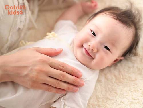 Nên mặc cho trẻ quần áo có khả năng thấm hút mồ hôi