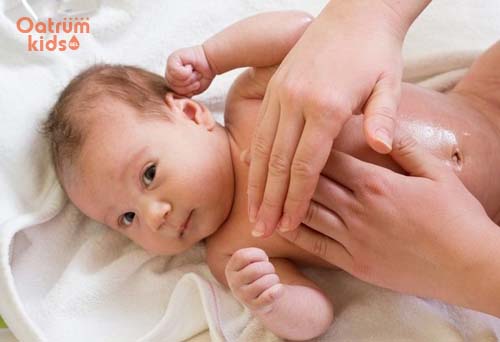 Thoa 1 lớp mỏng dầu dừa giúp cải thiện vùng da bị tổn thương ở trẻ