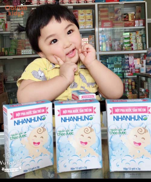 Bột tắm từ thảo dược được cha mẹ tin tưởng lựa chọn để chữa chàm sữa cho bé