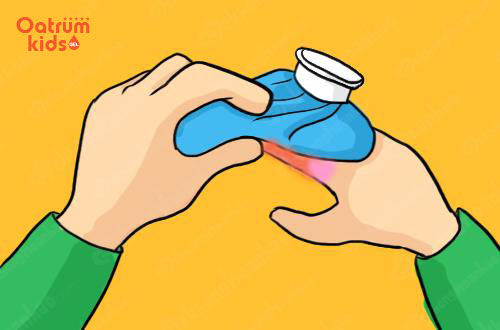Dùng đá lạnh chườm vào vùng da bị muỗi đốt của trẻ