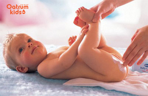 Không sử dụng kem bôi có chứa corticoid khi trẻ đang bị hăm