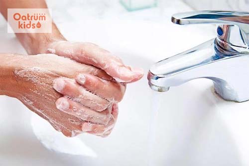  Vệ sinh sạch sẽ hàng ngày để phòng tránh lây bệnh cho trẻ