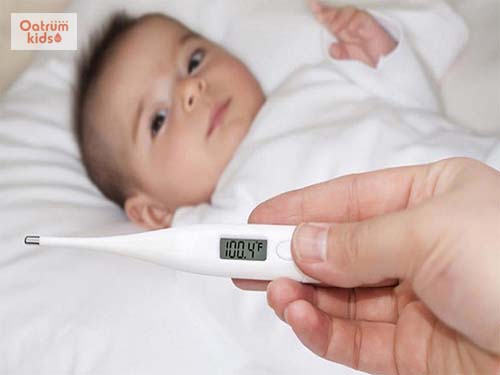  Sốt cao là biểu hiện đầu tiên khi trẻ sơ sinh bị viêm tai giữa