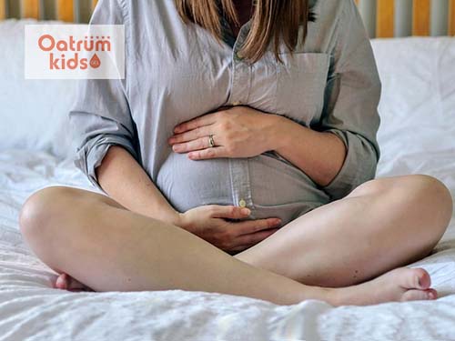  Thai nhi đạp gần cửa mình kèm theo ra máu, đau bụng là dấu hiệu mẹ sắp sinh.