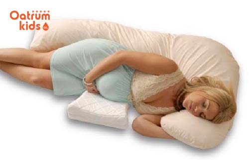 Sử dụng gối bà bầu khi ngủ giúp tránh bị đau mỏi lưng.
