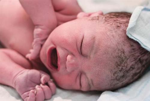  Em bé sau khi chào đời.
