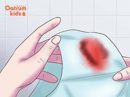  Ra máu báo nhưng không đau bụng là dấu hiệu giai đoạn đầu mẹ sắp chuyển dạ.