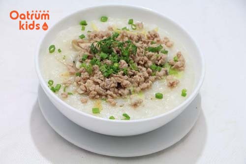 Các mẹ dùng thức ăn lỏng như cháo giúp dễ tiêu hoa trong ngày đầu sau sinh