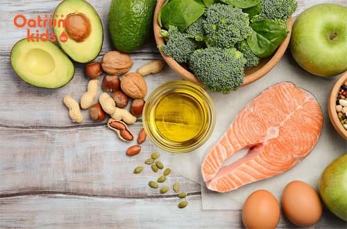  Bổ sung thịt, cá, trứng, sữa…để giúp con yêu phát triển tốt.